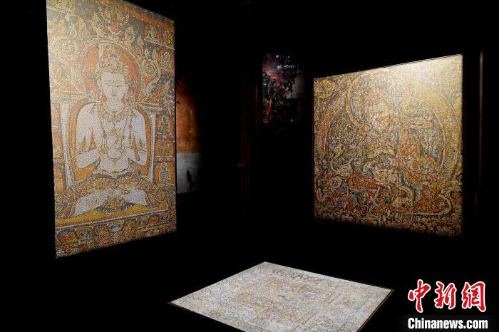 3月31日，觀眾欣賞展覽中的作品?！±盍?攝