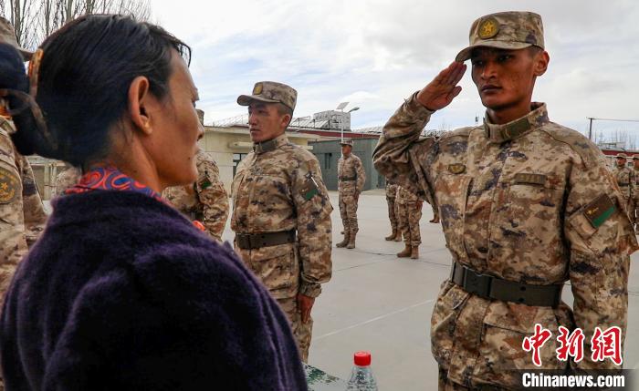 圖為列兵扎西加央向母親敬禮?！詵| 攝
