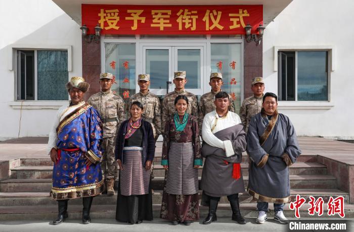 圖為列兵代表與親人合影留念?！詵| 攝