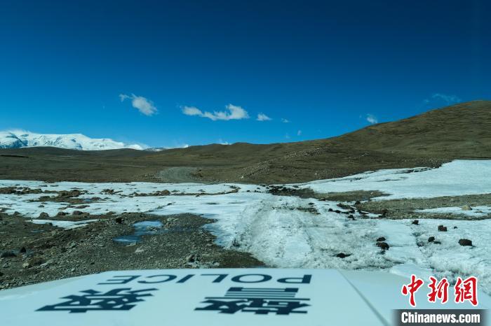4月5日，普瑪江塘邊境派出所巡邏車(chē)通過(guò)冰河路段?！〗w波 攝