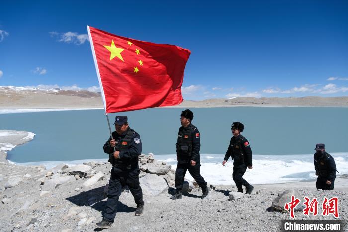 4月5日，普瑪江塘邊境派出所民輔警進(jìn)行邊境巡邏?！〗w波 攝