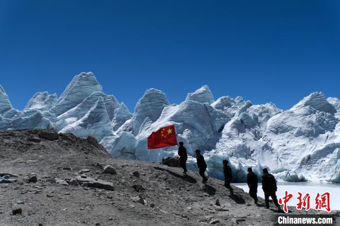 4月5日，普瑪江塘邊境派出所民輔警巡邏至四零冰川附近?！〗w波 攝