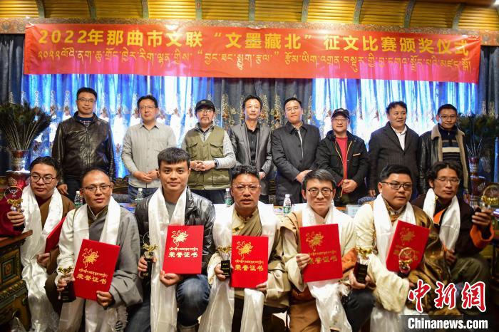 圖為獲獎(jiǎng)人員合影留念?！∝暩聛硭?攝