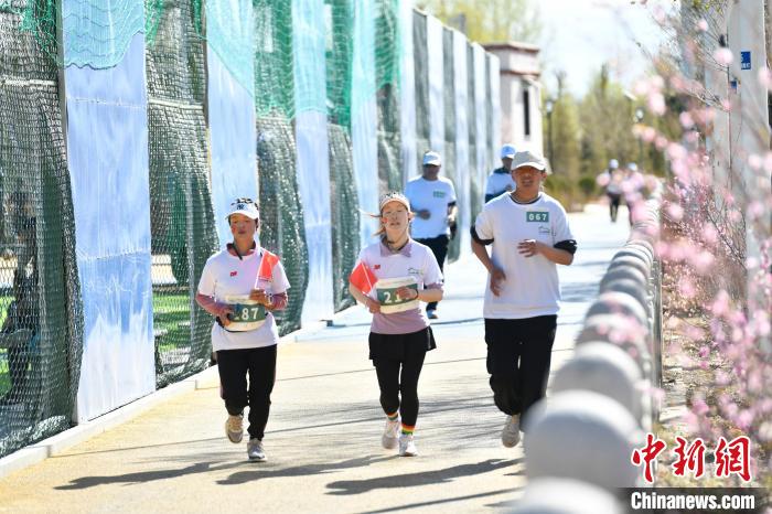 圖為5公里歡樂跑現(xiàn)場?！∝暩聛硭?攝
