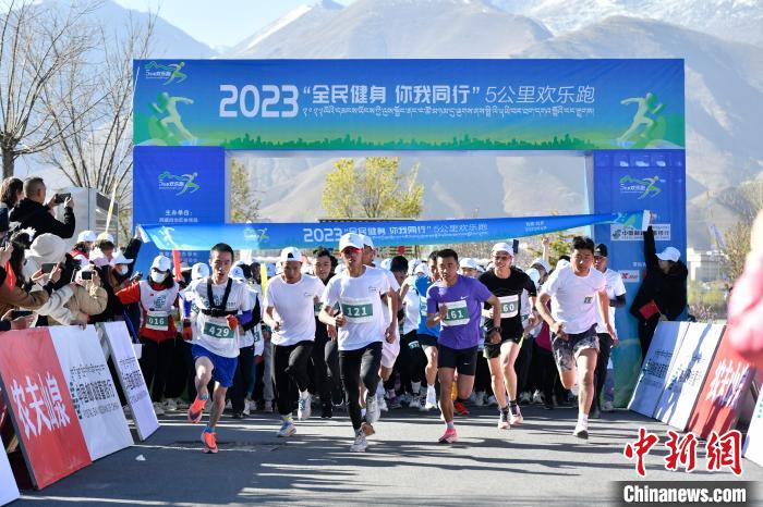 圖為5公里歡樂跑現(xiàn)場?！∝暩聛硭?攝