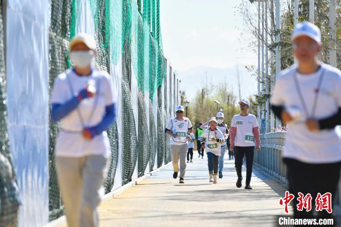 圖為5公里歡樂跑現(xiàn)場?！∝暩聛硭?攝
