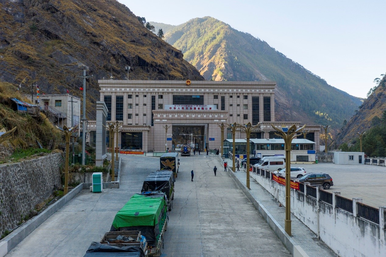 吉隆口岸正在等待出境的車輛。人民網(wǎng)記者 唐宋攝