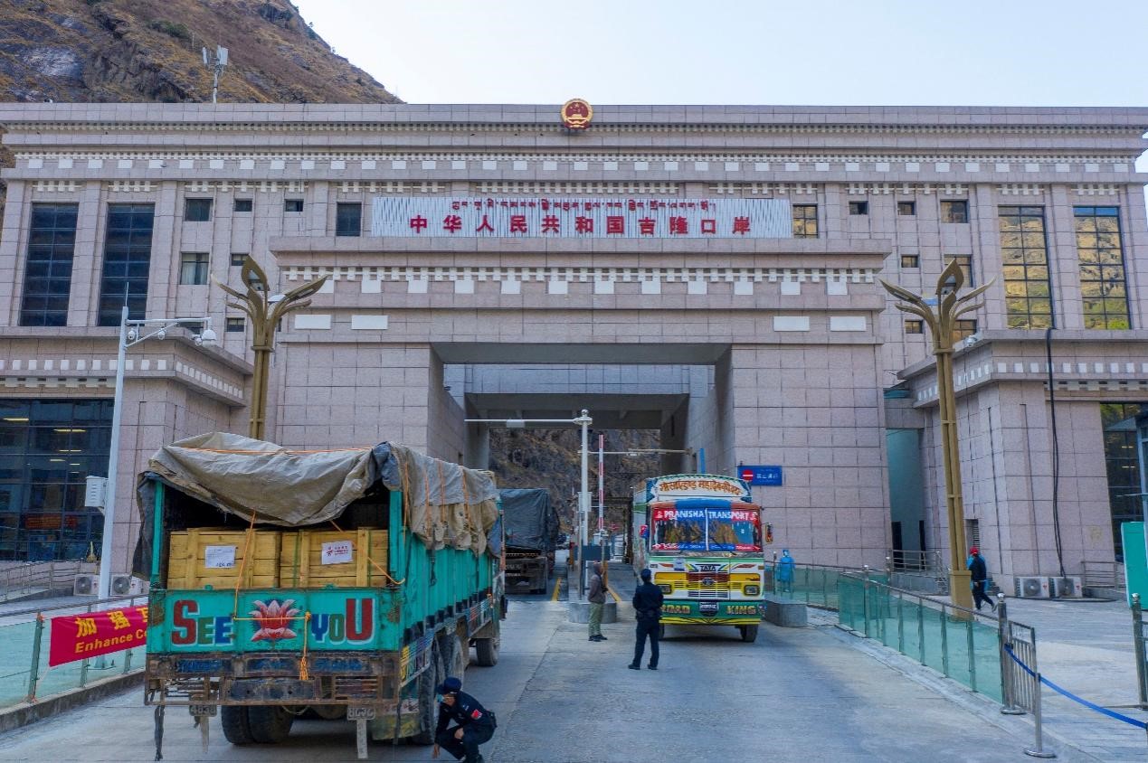 吉隆口岸移民管理警察正在檢查出入境車輛。人民網(wǎng)記者 唐宋攝