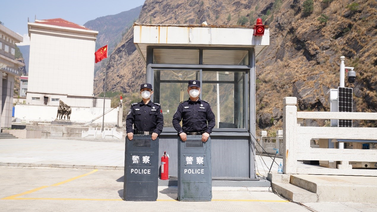 吉隆口岸移民管理警察正在執(zhí)勤。人民網(wǎng)記者 唐宋攝