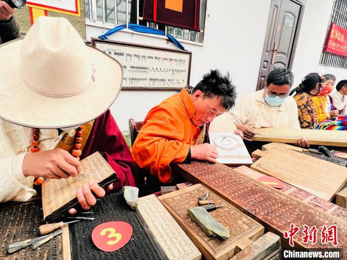 圖為2022年，聶榮縣當(dāng)木江鄉(xiāng)“鄉(xiāng)村振興那曲奮進(jìn)”活動雕刻比賽現(xiàn)場。資料圖 那曲市“鄉(xiāng)村振興 那曲奮進(jìn)”活動辦供圖