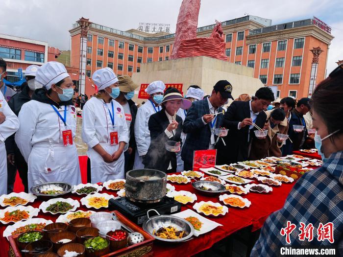 圖為2022年，班戈縣“鄉(xiāng)村振興那曲奮進(jìn)”廚藝大賽現(xiàn)場。資料圖 那曲市“鄉(xiāng)村振興 那曲奮進(jìn)”活動辦供圖