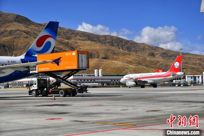 圖為藍天下的高原機場?！≈芎?攝