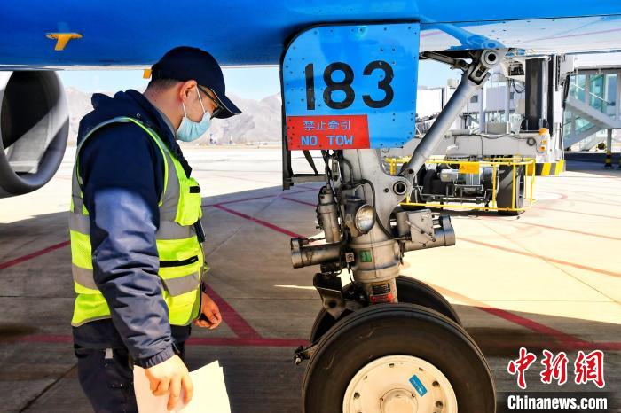 圖為機場工作人員進行相關(guān)檢查?！≈芎?攝