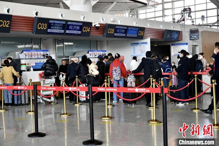 圖為旅客辦理登機手續(xù)?！≈芎?攝