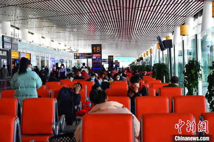 圖為旅客在機場候機室等待登機?！≈芎?攝