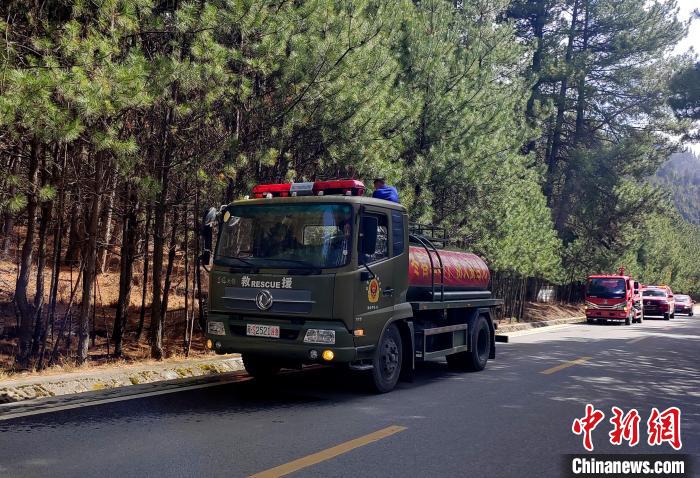 林芝市森林消防支隊(duì)米林中隊(duì)在米林縣一帶開展灑水增濕作業(yè)。　趙健宇 攝