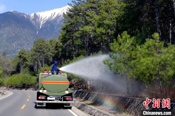 林芝市森林消防支隊(duì)米林中隊(duì)在米林縣一帶開展灑水增濕作業(yè)。　趙健宇 攝