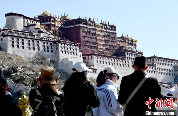 4月17日，游客在拉薩布達(dá)拉宮觀景臺(tái)拍照留念。　李林 攝