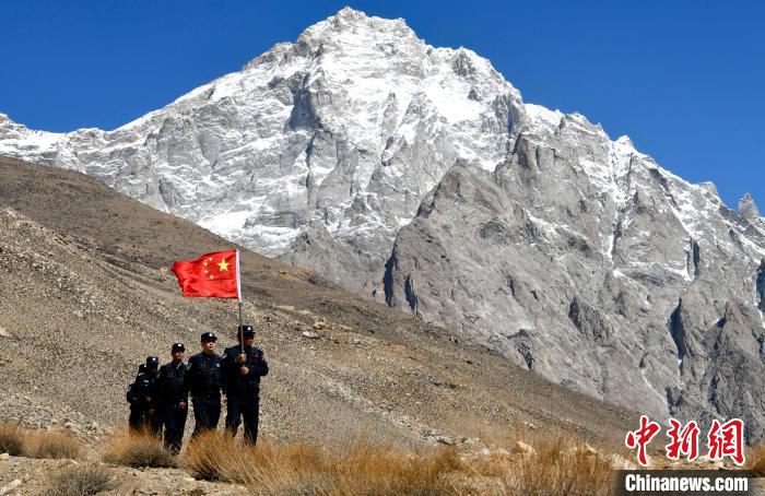 底雅邊境派出所民警夏永軍(右一)在巡邏中?！±盍?攝