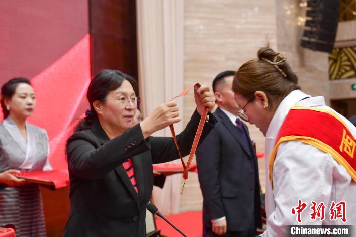 西藏舉辦“西藏十佳醫(yī)生、十佳護士”“西藏健康衛(wèi)士”表彰大會