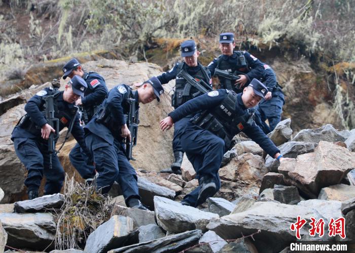 山南邊境管理支隊玉麥邊境派出所民警在邊境巡邏途中穿過亂石區(qū)?！∴嶇?攝