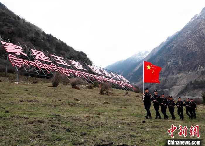 山南邊境管理支隊玉麥邊境派出所民警在轄區(qū)開展巡邏?！∴嶇?攝