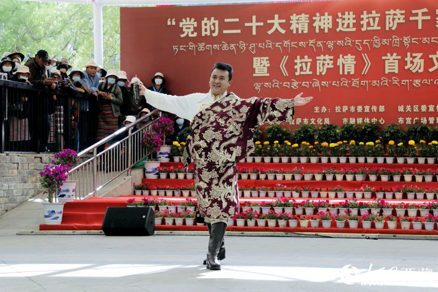 獻(xiàn)唱《夏爾巴》。人民網(wǎng) 次仁羅布攝