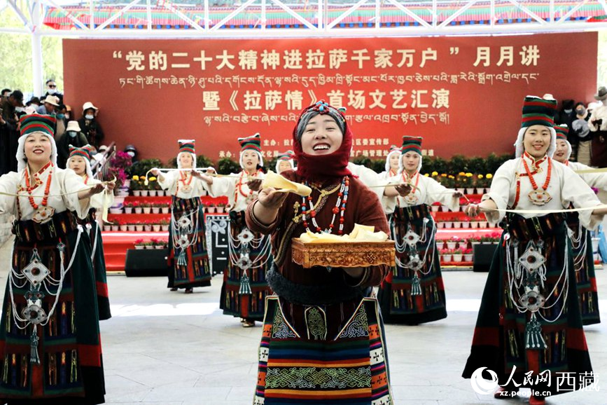 女子群舞《拉拉脫貧之路》。人民網(wǎng) 次仁羅布攝