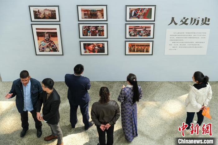 圖為觀眾觀看展覽。