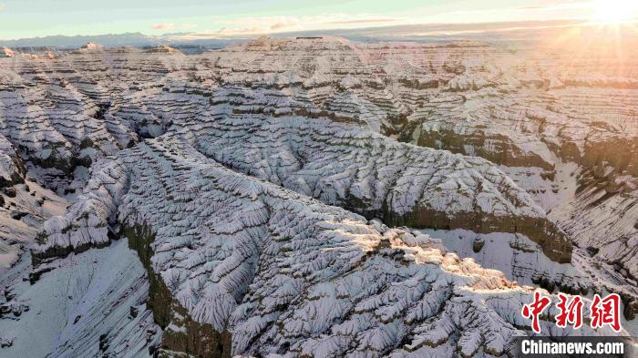 圖為參展攝影師拍攝的西藏阿里札達(dá)土林雪后風(fēng)光?！≈鬓k方 供圖