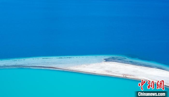 圖為山南羊卓雍錯?！『闻罾?攝