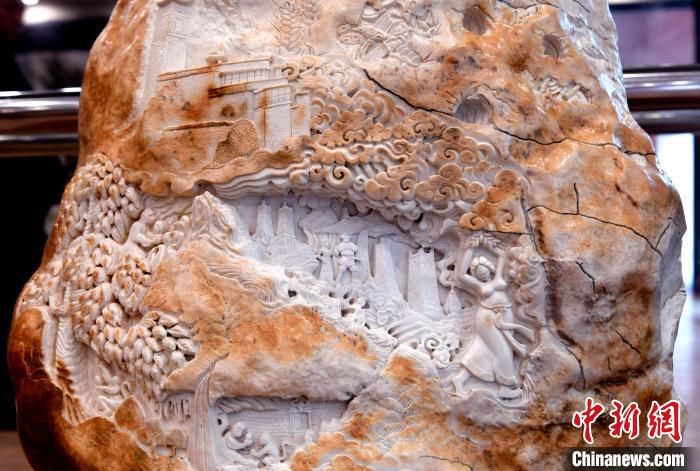 圖為5月16日，展覽中的漢白玉雕作品《猴子變?nèi)恕?。　李?攝