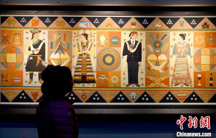 圖為5月16日，觀眾正在欣賞展覽中的新創(chuàng)唐卡作品?！±盍?攝