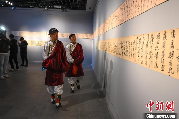 圖為學(xué)生參觀黃庭堅書法文獻(xiàn)展?！≮w朗 攝