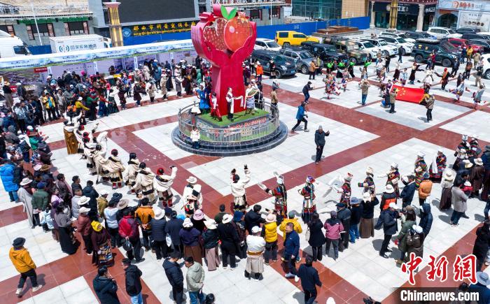 圖為“極地那曲 天際之旅”2023西藏那曲“中國旅游日”音樂美食嘉年華活動(dòng)現(xiàn)場(chǎng)。　那曲市文化和旅游局供圖