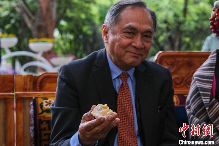 菲律賓駐華大使吉米·阿德里亞諾·弗洛克魯茲品嘗卡塞?！〗w波 攝