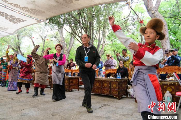 英國籍嘉賓柯馬凱(Michael Crook)加入鍋莊舞隊伍。　江飛波 攝