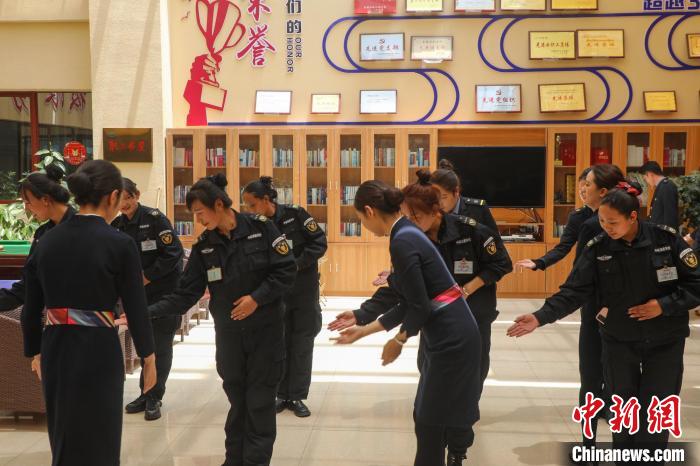 日喀則火車站客運人員學(xué)習(xí)服務(wù)禮儀?！《飞降?攝