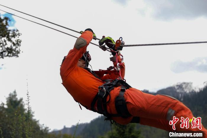 圖為消防員開展斜向救援訓練?！抢倮?攝