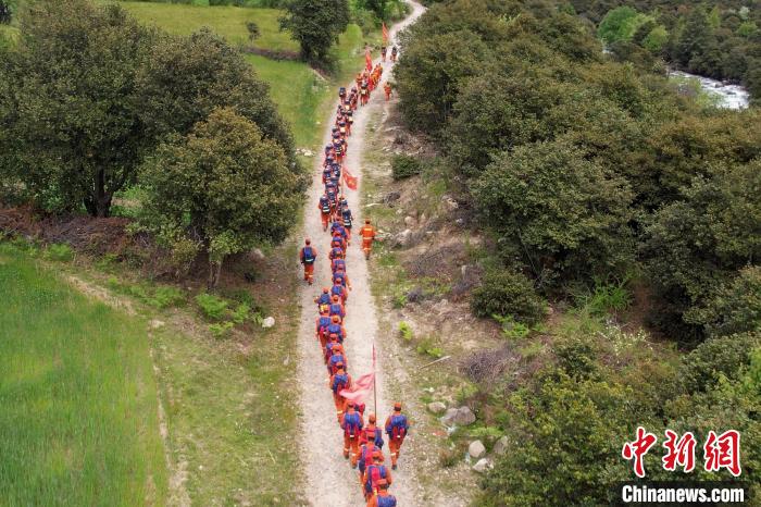 圖為西藏林芝森林消防員穿越山林?！●T怡凡 攝