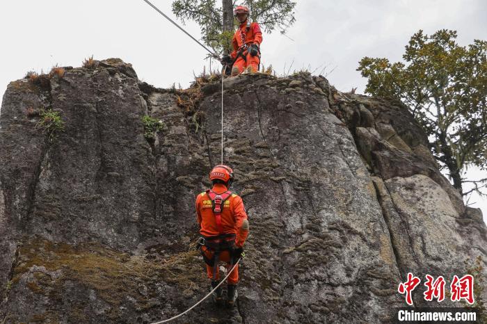 圖為消防員開展崖壁滑降訓練。　吳蕾蕾 攝