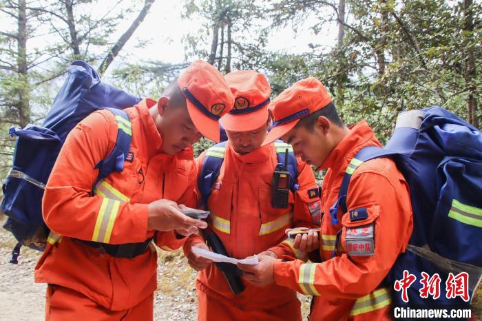 圖為消防員開展野外按圖行進訓練。　吳蕾蕾 攝