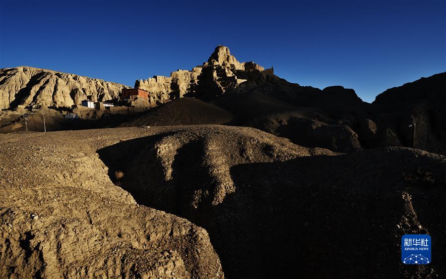 (新華全媒+)(11)國(guó)道之行 從雪山奔向大海丨古格落日