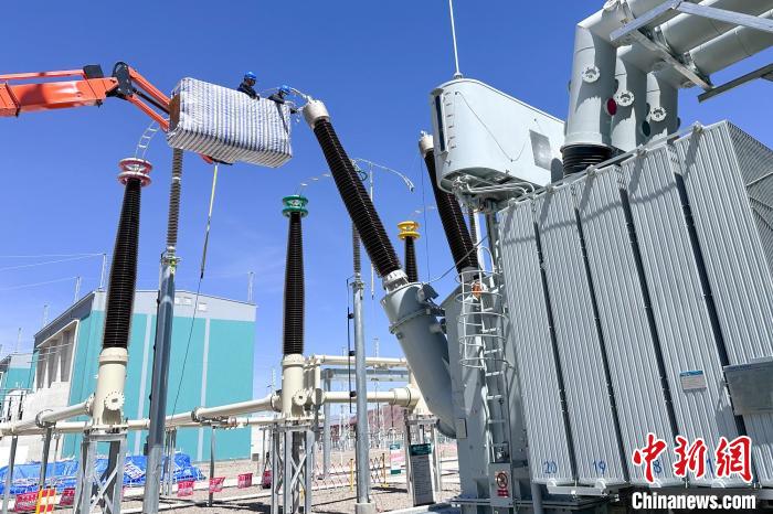 國(guó)網(wǎng)西藏電力組織檢修人員對(duì)設(shè)備進(jìn)行全面體檢?！?guó)網(wǎng)西藏電力有限公司 供圖