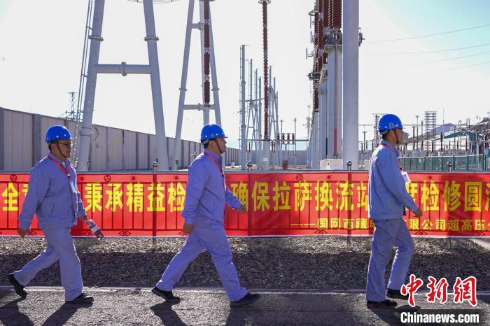 圖為檢修現(xiàn)場(chǎng)?！?guó)網(wǎng)西藏電力有限公司 供圖