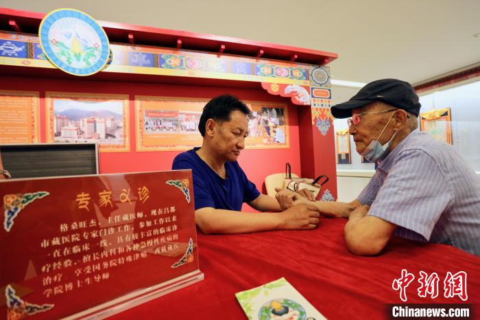 “藏韻瑰寶”藏醫(yī)四部醫(yī)典唐卡珍品展在天津美術(shù)館展出，展覽現(xiàn)場藏醫(yī)專家義診受歡迎。　劉俊蒼 攝