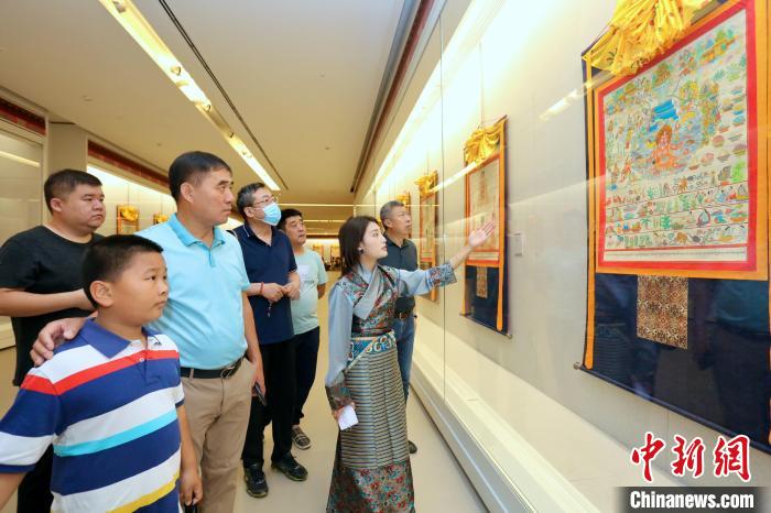 “藏韻瑰寶”藏醫(yī)四部醫(yī)典唐卡珍品展現(xiàn)場?！⒖∩n 攝