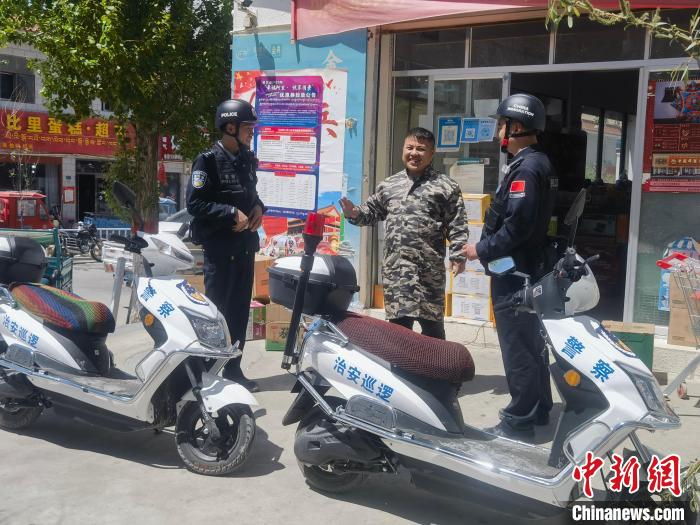 民警對轄區(qū)商鋪進行走訪排查?！↑S創(chuàng)偉 攝