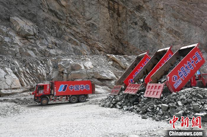 拉哇水電站正式啟動(dòng)大壩填筑。　華電金上公司 供圖