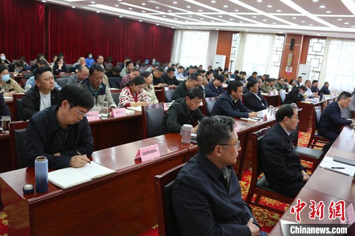 圖為專題黨課現(xiàn)場(chǎng)。　貢桑拉姆 攝